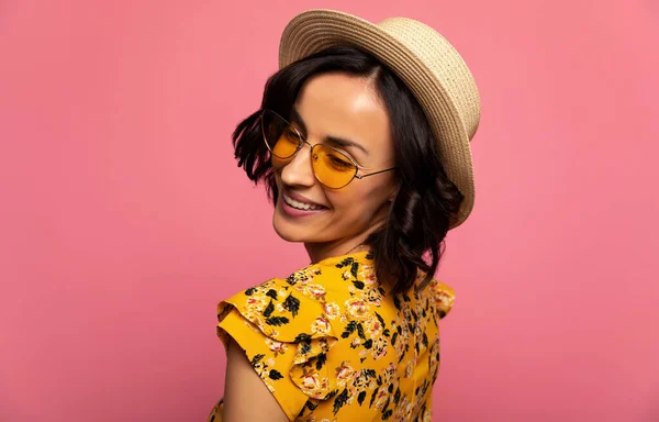 Grace Foto Cerca Una Encantadora Joven Con Vestido Amarillo Gafas — Foto de Stock