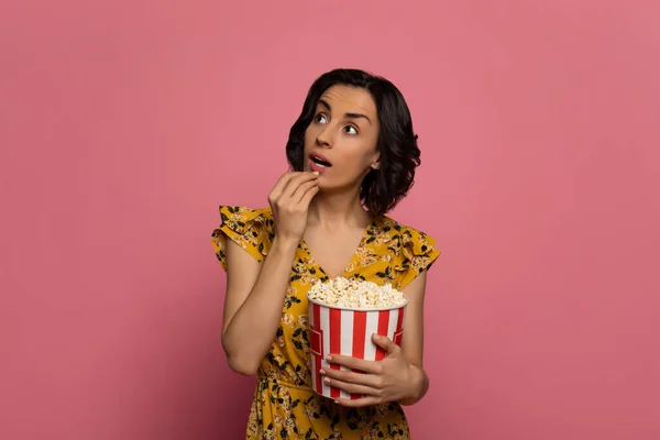 Mangiare Popcorn Foto Primo Piano Una Giovane Donna Sorpresa Che — Foto Stock