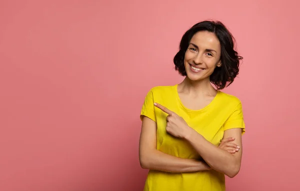 Señalando Foto Cerca Una Mujer Feliz Camiseta Amarilla Que Mira — Foto de Stock