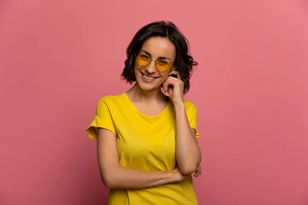 Jasnej Úsměv Detailní Fotografie Šťastné Ženy Žlutém Oblečení Barevných Slunečních — Stock fotografie