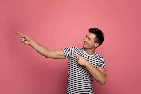 Looking Left Close Photo Strong Man Striped Shirt Who Looking — Stock Photo, Image