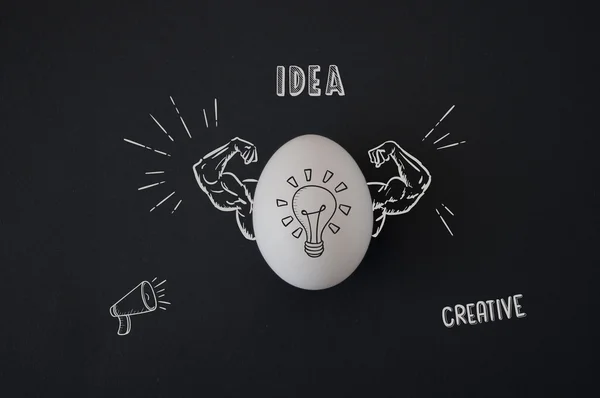 Bir kara tahta üzerinde yaratıcı yumurta