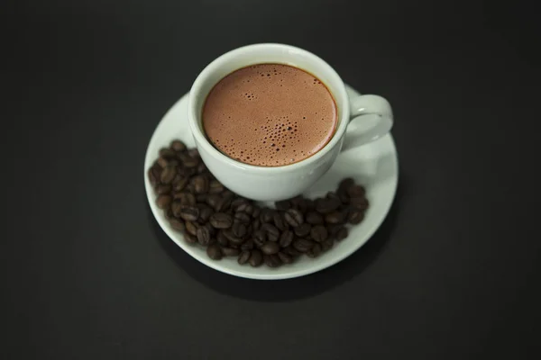 Kahve fincanı ve kahve çekirdeği.