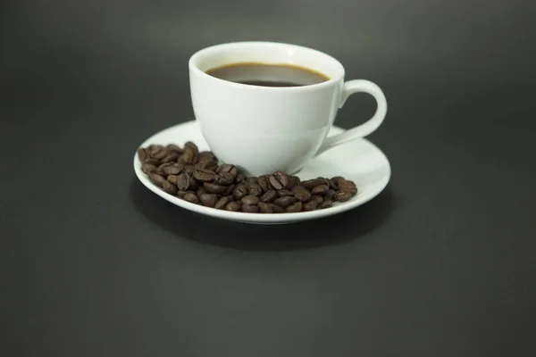 Koyu arkaplanda kahve çekirdeği