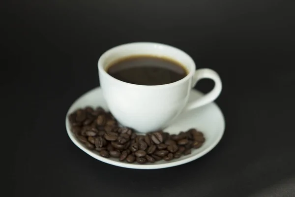 Чашка кофе и кофейные бобы — стоковое фото