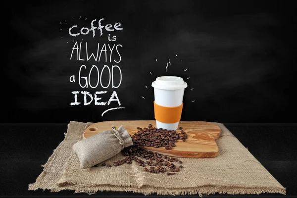 Arka planda bir fincan kahve.