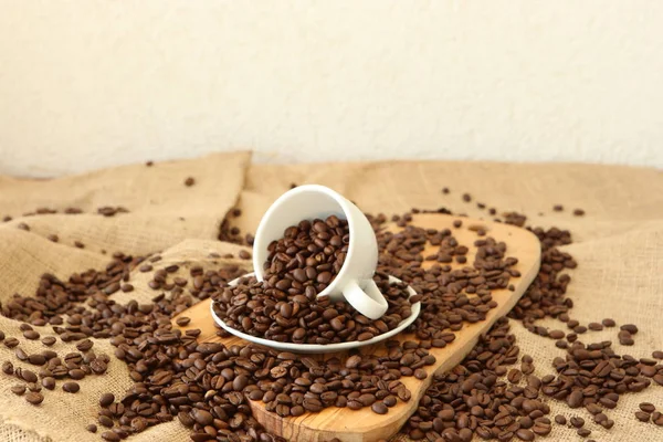 Bir bardak ve kahve çekirdekleri