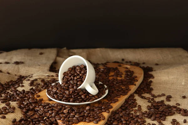 Porcelánové hrneky a kávová zrna — Stock fotografie