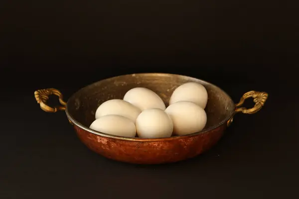 Beyaz tavuk yumurtası tavada