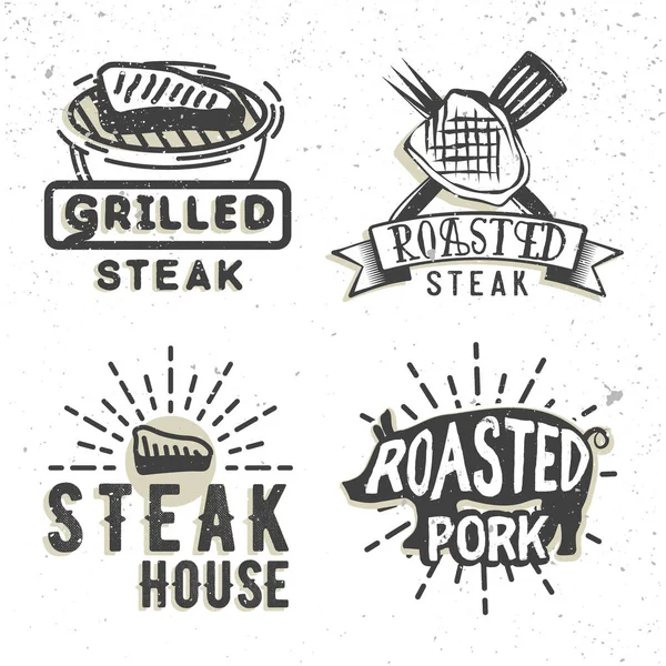 Uppsättning av logotyper design med grillad biff och grillad fläskfilé. Vektorillustration. BBQ-logotyper som används för reklam Steakhouse, bbq house, snackbar eller restaurangmeny. — Stock vektor