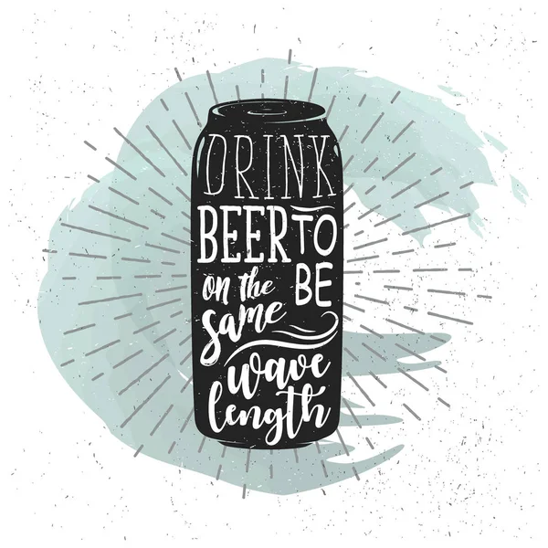 Etichetta disegnata a mano con lattina di birra, sunburst e lettering. Illustrazione vettoriale con silhouette di latta e calligrafia utilizzata per menu di cartoline, poster, bar o pub, stampe e logo . — Vettoriale Stock