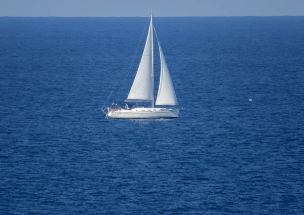 白色的游艇发出海上的帆 — 图库照片
