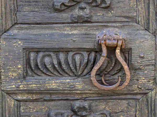 Vecchia porta in legno con un bel bussare — Foto Stock