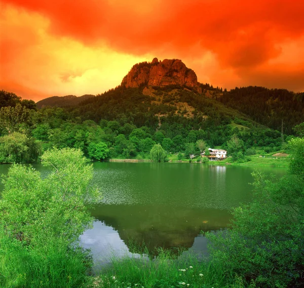 Spring Lake in the mountains — Stock Photo, Image