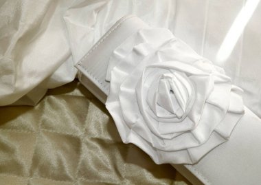 saten ile süslenmiş gelin el çantası