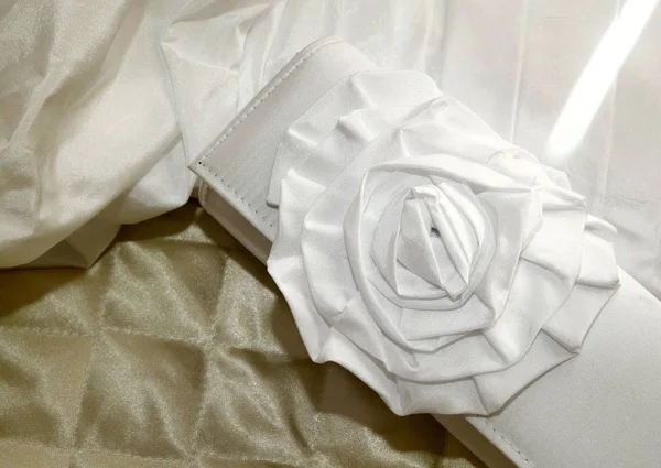 saten ile süslenmiş gelin el çantası