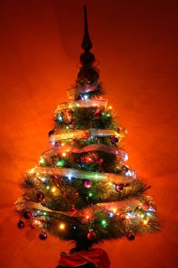 güzel küçük yılbaşı Noel ağacı portakal