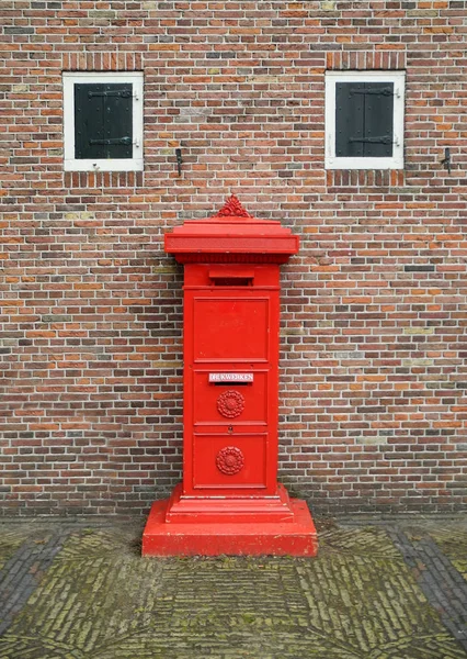 Antiker Briefkasten ziert historisches Haus in der Altstadt — Stockfoto