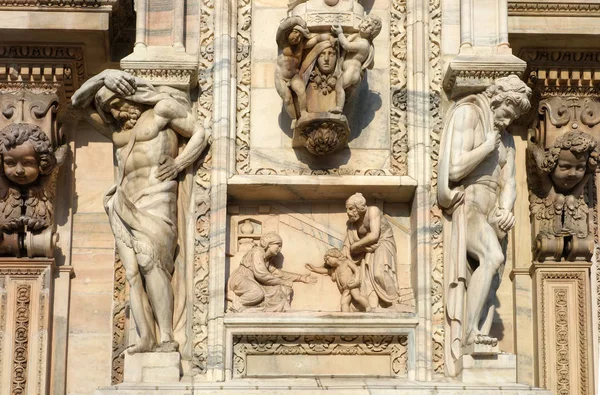 Sculture antiche adornano la facciata della cattedrale — Foto Stock