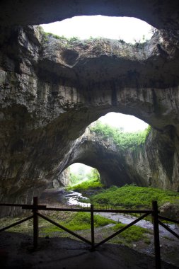 Devetashka mağara bahar