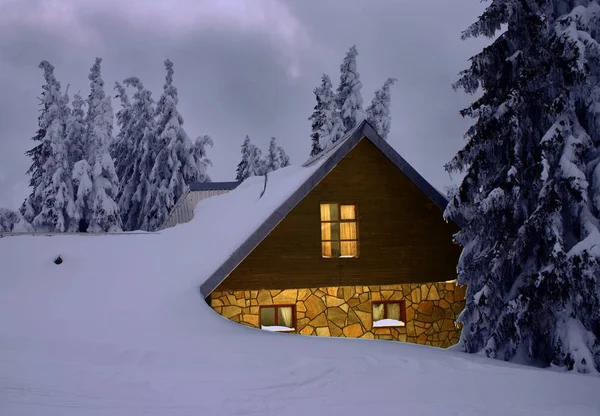 Uma casa sob neve — Fotografia de Stock