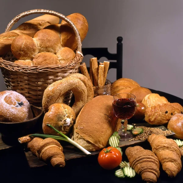 Surtido de pan, croissants, rosquillas, tomate, pepinos, cebolla —  Fotos de Stock