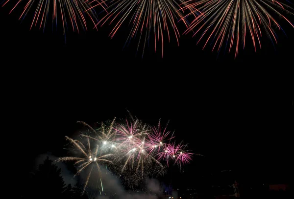 Lindos fogos de artifício iluminam o céu _ 20 — Fotografia de Stock