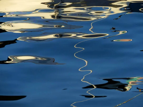 Su background_1 için uygun yansımalar