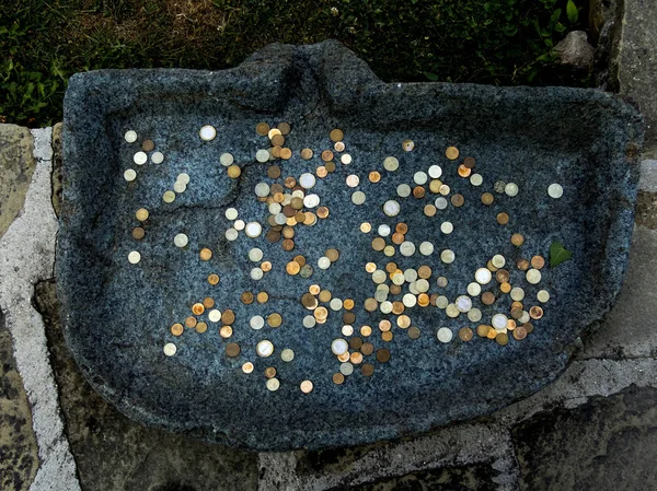 Eine alte Steinmauer voller ritueller Münzen — Stockfoto