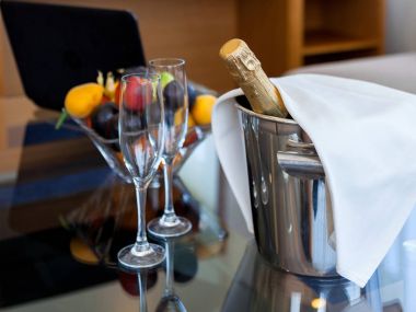 köpüklü şarap ve gözlük