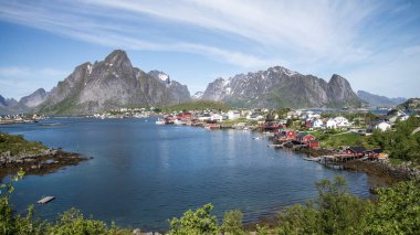 Reine, Norveç - 1 Haziran 2016: Sahne Reine, Norveç'te bir ünlü balıkçı köyü üzerinden