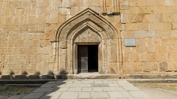 Ananuri, Geórgia - 5 de agosto de 2015: A porta de entrada para Ananuri, um complexo de igrejas e castelos da Geórgia — Fotografia de Stock