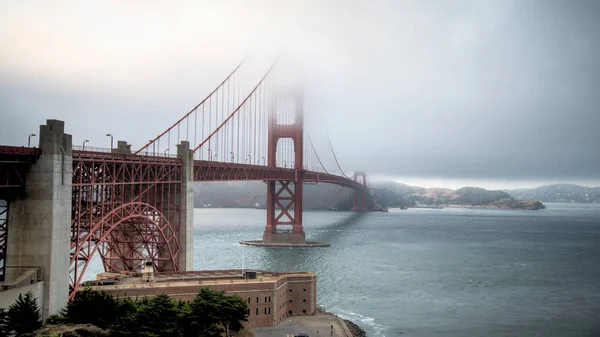 San Francisco, ca - 06. August 2014: Dichter Nebel bedeckt goldene Torbrücke — Stockfoto