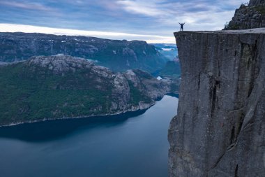 Forsand, Norveç - 28 Mayıs 2016: Preikestolen, Müezzin kayası Üstten Görünüm
