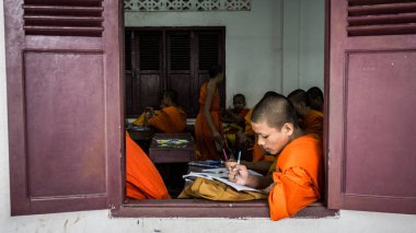 Luang Prabang, Laos - 3 Aralık 2015: Okulda öğrenci rahipler 