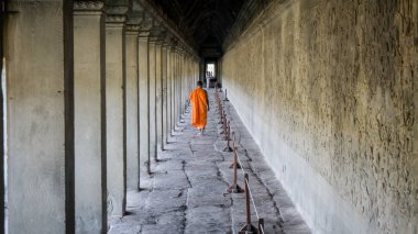 Monk, Angkor Wat, Kamboçya'da bir koridor yürüme