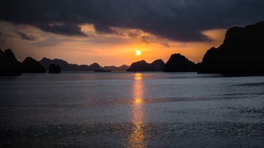 Ha Bay, Vietnam - 02 Aralık 2015 uzun: Halong Bay, Vietnam doğarken. UNESCO dünya mirası. Vietnam'daki en popüler yeri
