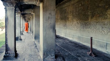 Monk, Angkor Wat, Kamboçya'da bir koridor yürüme