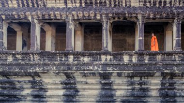 Monk, Angkor Wat, Kamboçya'da bir koridor yürüme