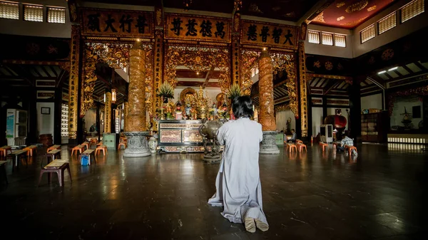 Cidade de Ho Chi Minh, Vietnã - 27 de novembro de 2015 - Pessoas orando no templo budista Vinh Nghiem — Fotografia de Stock