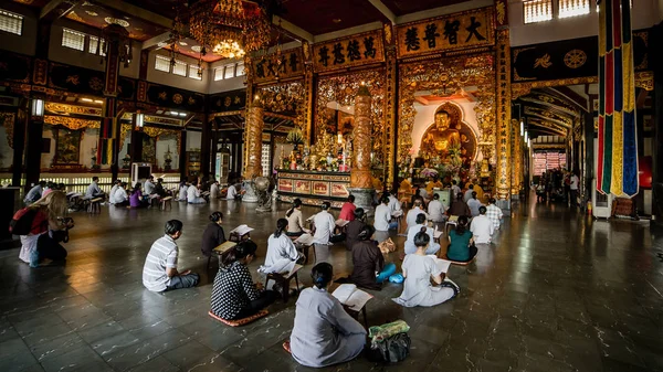 Pessoas orando no templo budista Vinh Nghiem — Fotografia de Stock
