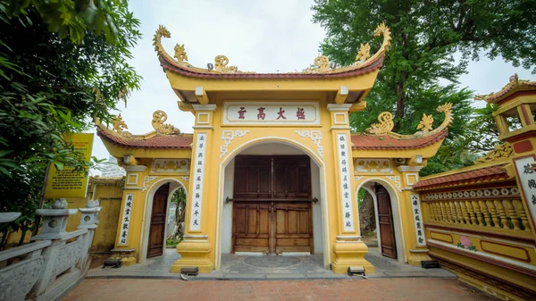 Tran Quoc pagode em Hanói, Vietname. Este pagode está localizado em uma pequena ilha perto da costa sudeste do Lago Oeste. Este é o templo budista mais antigo de Hanói . — Fotografia de Stock