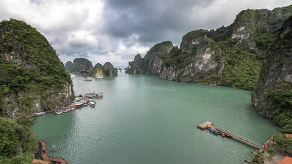 Ha Long Bay, Vietnam - December 02, 2015: View of Halong Bay, Hang Sung Sot cave harbour. View of the limestone islands in the background — Stock Photo, Image