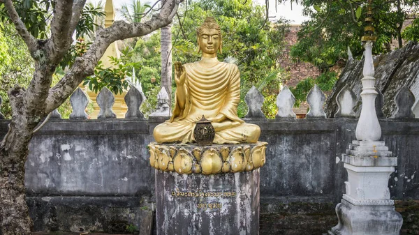 Estátua de Buda de Ouro no Laos — Fotografia de Stock