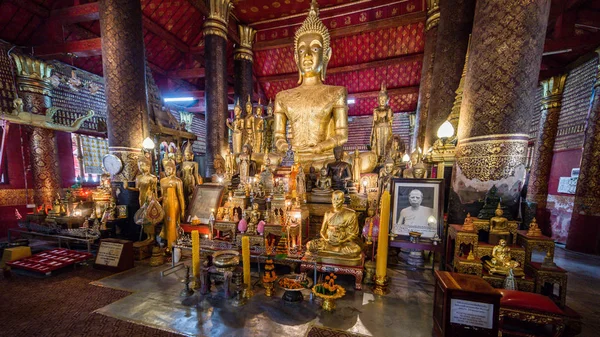 Estátua de Buda em Wat Mai Suwannaphumaham, Luang Prabang, Laos . — Fotografia de Stock