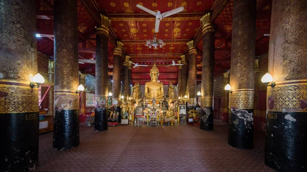 Estátua de Buda em Wat Mai Suwannaphumaham, Luang Prabang, Laos . — Fotografia de Stock