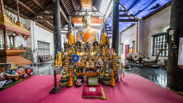 Estátua de Buda de Ouro no Laos — Fotografia de Stock