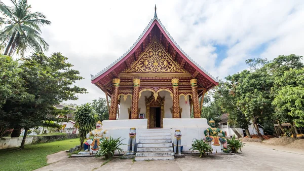 Buddhista templom Luang Prabangban, Laoszban — Stock Fotó