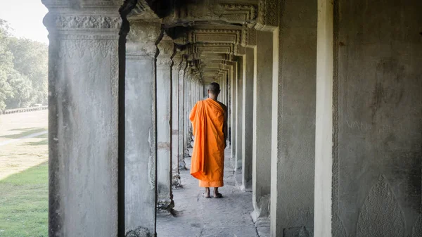 Mnich, chodzenie na korytarz w Angkor Wat, Kambodża — Zdjęcie stockowe