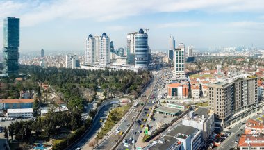 Istanbul Büyükdere Caddesi ve önemli alışveriş merkezleri gösteren, havadan görünümü Levent bölgesinde